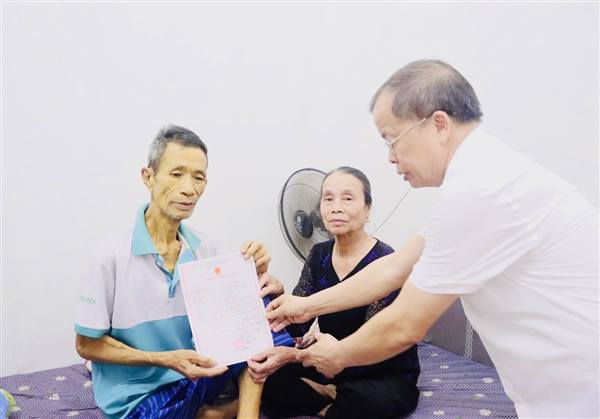Lãnh đạo xã Trần Phú trao Giấy chứng nhận kết hôn tận nhà cho người cao tuổi, người yếu thế