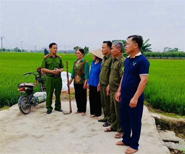 Công an xã Trần Phú chủ động triển khai giải pháp nhằm ngăn chặn hành vi sử dụng điện lưới để bẫy, diệt chuột trên các cánh đồng