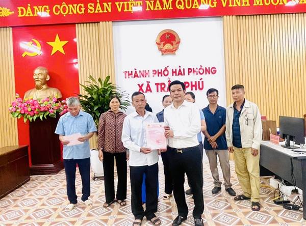 Trao giấy chứng nhận quyền sử dụng đất cho 17 hộ dân thôn Cát Khê tái định cư khi bàn giao đất thực hiện dự án đường dẫn cầu Kênh Vàng