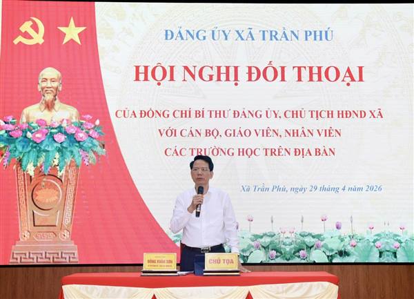 Đồng chí Bí thư Đảng ủy, Chủ tịch HĐND xã tiếp xúc, đối thoại với cán bộ quản lý, giáo viên và nhân viên các trường học trên địa bàn