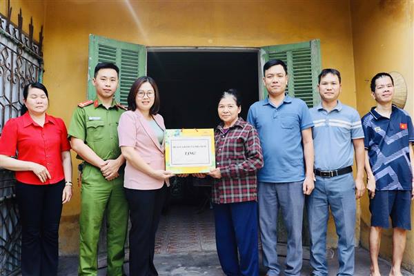 Ấm áp hoạt động thăm, tặng quà các gia đình có hoàn cảnh khó khăn nhân dịp 30/4
