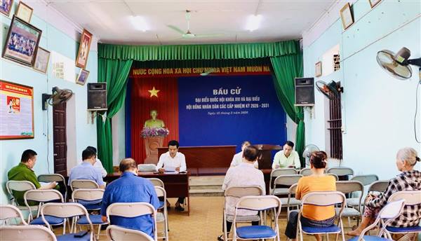 Đồng chí Chủ tịch UBND xã Trần Phú đối thoại với các hộ dân còn chưa đồng thuận với việc triển khai hai dự án điểm dân cư mới Nam An Xá và khu dân cư mới Kinh Dương trước khi tổ chức cướng chế