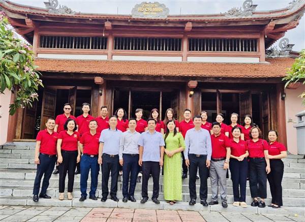 Đoàn công tác Công đoàn Agribank dâng hương tưởng niệm Chủ tịch Hồ Chí Minh nhân kỷ niệm 136 năm ngày sinh của Người