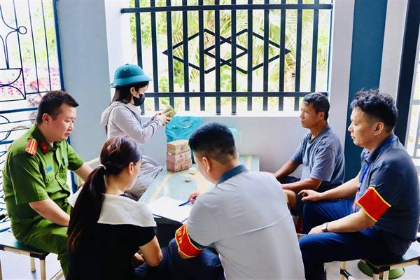 5 hộ dân thôn An Xá tự nguyện nhận tiền bồi thường và bàn giao mặt bằng cho thực hiện dự án điểm dân cư mới Nam An Xá ngay trước giờ chuẩn bị cưỡng chế