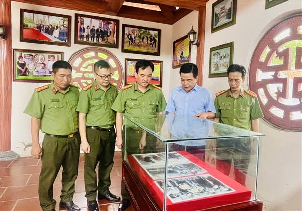 Đoàn Thanh tra Công an thành phố dâng hương tại Khu tưởng niệm Chủ tịch Hồ Chí Minh nhân kỷ niệm 136 năm Ngày sinh của Người