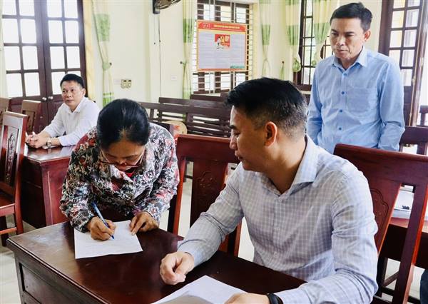 Hội đồng bồi thường, hỗ trợ và tái định cư xã làm việc với một số hộ dân thôn Kim Độ Trại chưa đồng thuận khi triển khai dự án Khu dân cư mới Hợp Tiến - Hiệp Cát