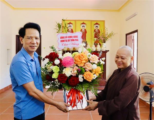 Đồng chí Bí thư Đảng ủy xã Trần Phú thăm và chúc mừng chùa Vĩnh Minh nhân dịp Đại lễ Phật đản năm 2026