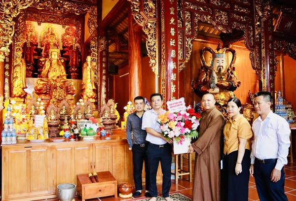 Lãnh đạo xã Trần Phú thăm và chúc mừng các cơ sở Phật giáo nhân dịp Đại lễ Phật đản