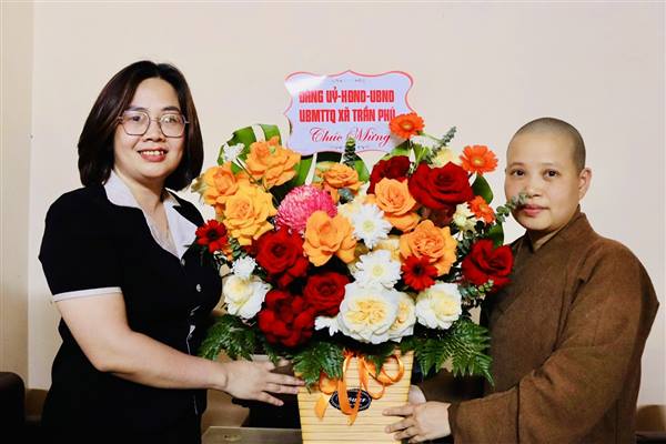 Lãnh đạo xã Trần Phú thăm và chúc mừng các cơ sở Phật giáo nhân dịp Đại lễ Phật đản
