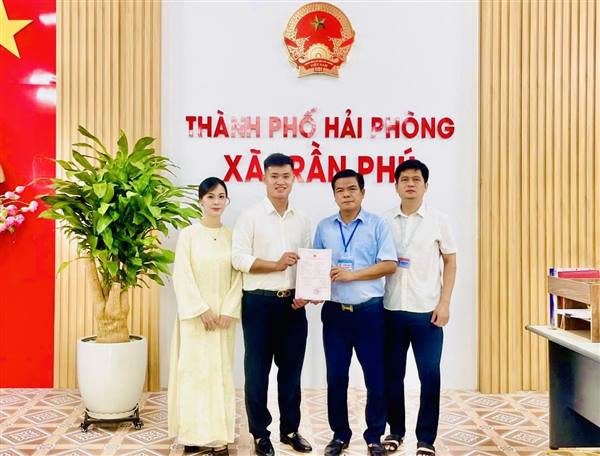 Lãnh đạo UBND xã Trần Phú trực tiếp trao Giấy chứng nhận kết hôn cho công dân tại Trung tâm Phục vụ hành chính công