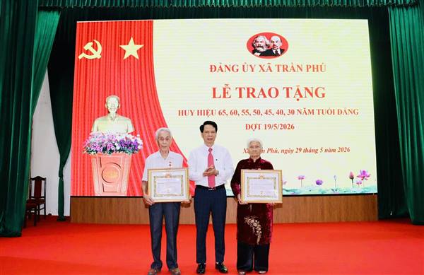 Đảng ủy xã Trần Phú: Tổ chức Lễ trao tặng Huy hiệu Đảng đợt 19/5 cho đảng viên