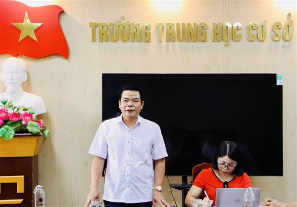 Đồng chí Phó Bí thư Đảng ủy, Chủ tịch UBND xã Trần Phú dự sinh hoạt thường kỳ tại Chi bộ Trường THCS Quốc Tuấn