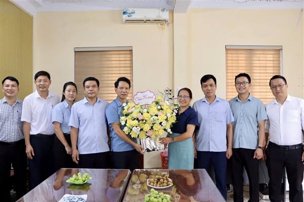 Các đồng chí lãnh đạo xã Trần Phú chúc mừng Trung tâm Dịch vụ sự nghiệp công nhân kỷ niệm 101 năm Ngày Báo chí Cách mạng Việt Nam