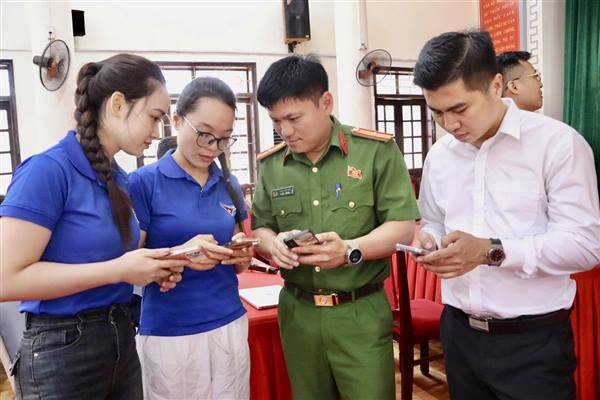 Tập huấn và đồng loạt ra quân “Chiến dịch mùa hè số cùng VNeID”