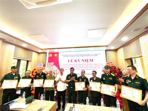 Hội Chiến sĩ Thành cổ Quảng Trị năm 1972 xã Trần Phú gặp mặt kỷ niệm và trao Huy hiệu cho  hội viên tiêu biểu