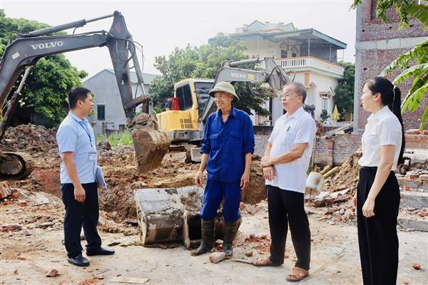 Khởi công xây dựng nhà tình nghĩa cho gia đình chính sách tại thôn Mạn Đê