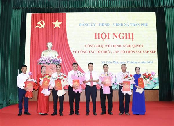 Xã Trần Phú: Công bố các quyết định về việc thành lập thôn mới, kết thúc hoạt động của chi bộ thôn (cũ), thành lập chi bộ thôn (mới) và công tác cán bộ thôn sau sắp xếp