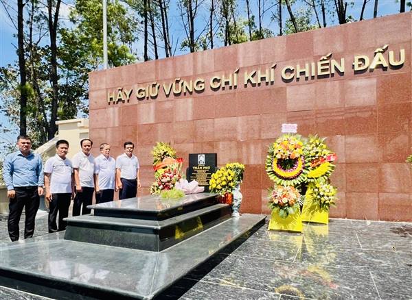 Đoàn đại biểu xã Trần Phú hành trình về nguồn: Dâng hương tưởng niệm cố Tổng Bí thư Trần Phú và các anh hùng liệt sĩ tại Hà Tĩnh