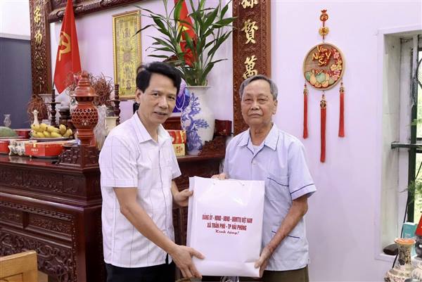 Xã Trần Phú tổ chức các đoàn đến thăm, tặng quà gia đình chính sách, người có công nhân kỷ niệm 79 năm Ngày Thương binh Liệt sĩ 27/7
