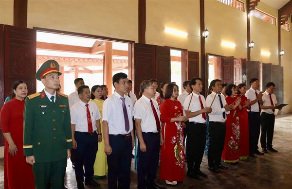 Xã Trần Phú đặt vòng hoa, dâng hương tri ân các anh hùng liệt sĩ tại Đền Liệt sĩ và dâng hương, dâng hoa tại Khu tưởng niệm Bác Hồ