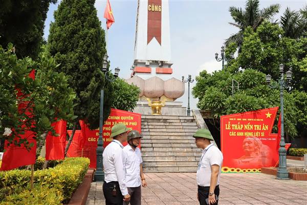 Đồng chí Phó Chủ tịch UBND xã Trần Phú kiểm tra công tác chuẩn bị Lễ dâng hương, thắp nến tri ân các anh hùng liệt sĩ
