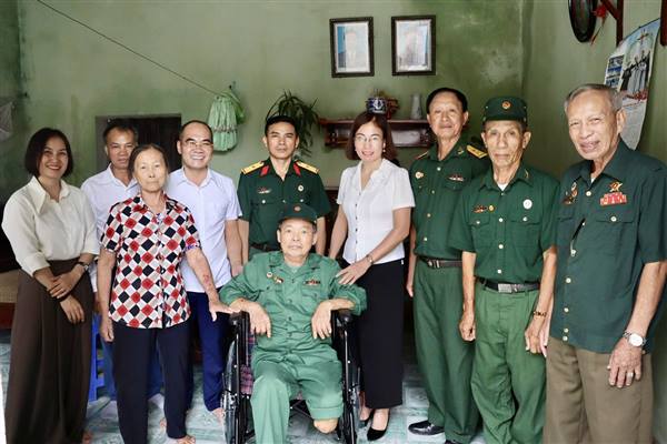 Ủy ban MTTQ xã Trần Phú và vợ chồng anh Phạm Ngọc Anh trao tặng xe lăn cho 2 người có công nhân dịp 27/7