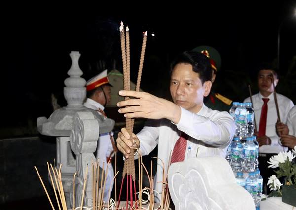 Linh thiêng lễ dâng hương, thắp nến tri ân tại xã Trần Phú