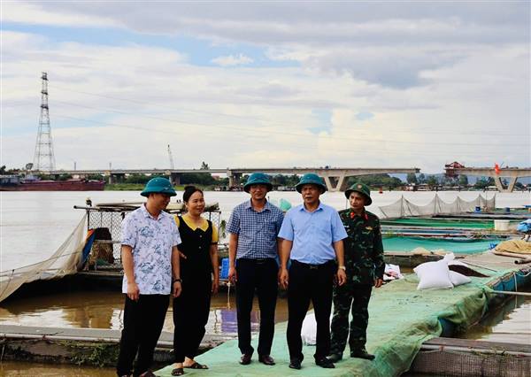 Chủ động ứng phó với bão số 1, Chủ tịch UBND xã Trần Phú trực tiếp xuống địa bàn kiểm tra và chỉ đạo