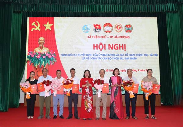Ủy ban MTTQ và các đoàn thể chính trị xã hội công bố các Quyết định về công tác cán bộ sau sáp nhập thôn