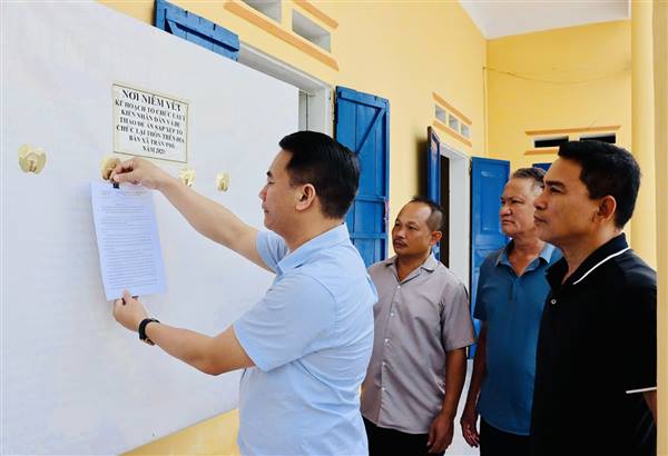 UBND xã Trần Phú gửi thông báo và niêm yết công khai thông báo thu hồi đất đối với một số hộ dân thôn Mạn Trà và Thượng Dương