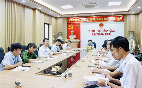Đồng chí Bí thư Đảng ủy, Chủ tịch HĐND xã tiếp xúc, đối thoại với công dân định kỳ tháng 8