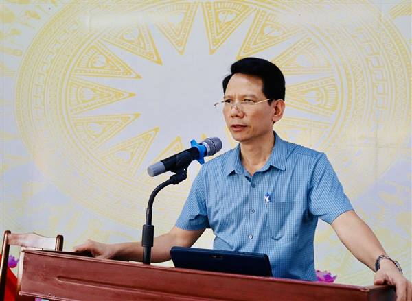 Đồng chí Bí thư Đảng ủy, Chủ tịch HĐND xã Trần Phú về dự sinh hoạt với đảng viên Chi bộ thôn Kim Bịch