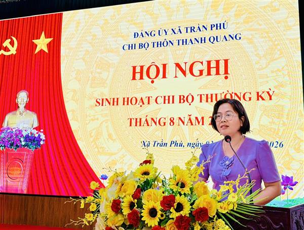 Đồng chí Phó Bí thư Thường trực Đảng ủy xã Trần Phú về dự sinh hoạt với Chi bộ thôn Thanh Quang 