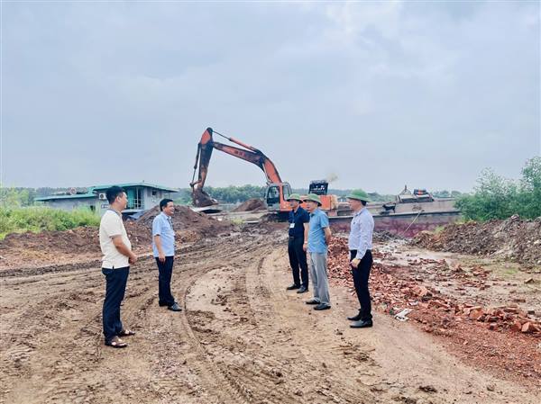Các đồng chí Thường trực Đảng ủy xã Trần Phú kiểm tra chấn chỉnh hoạt động tại các bến bãi mùa mưa bão