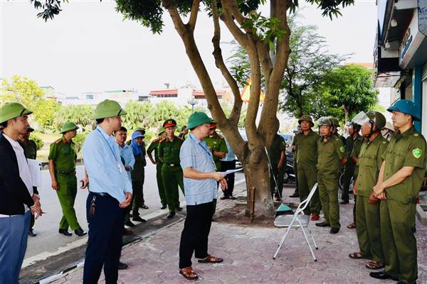 Xã Trần Phú đã đồng loạt ra quân thực hiện giải tỏa các vi phạm hành lang an toàn giao thông trên địa bàn