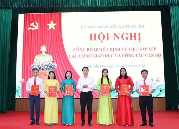 Xã Trần Phú: Công bố các quyết định sắp xếp cơ sở giáo dục và kiện toàn bộ máy cán bộ