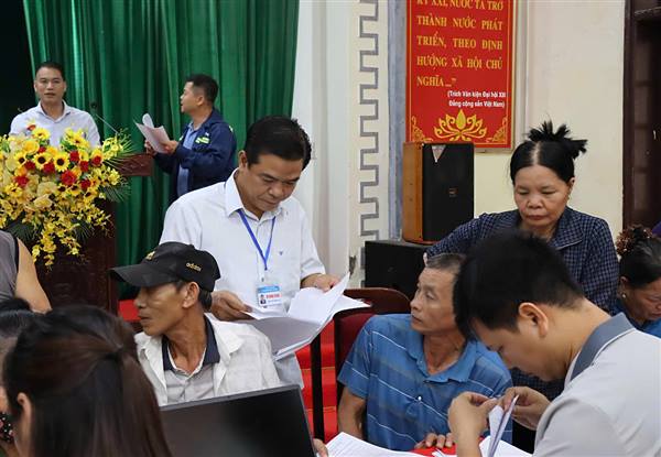 Chủ tịch UBND xã Vũ Quang Hoàng kiểm tra công tác công khai phương án giải phóng mặt bằng Dự án đường sắt cao tốc Hà Nội - Quảng Ninh
