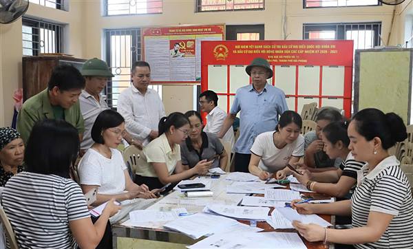 Xã Trần Phú: Người dân đội mưa đi nộp thuế đất phi nông nghiệp, tích cực cài đặt ứng dụng eTax Mobile