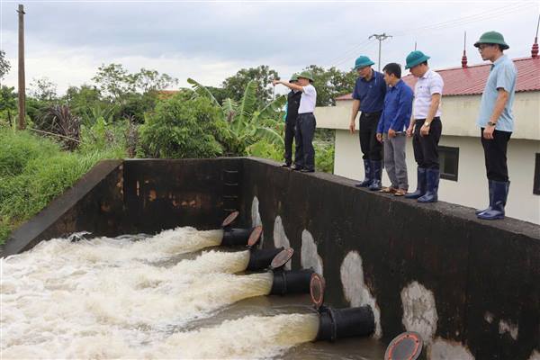 Đồng chí Bí thư Đảng ủy xã Trần Phú kiểm tra nắm bắt tình hình, chỉ đạo công tác khắc phục ngập úng do bão số 4 gây ra