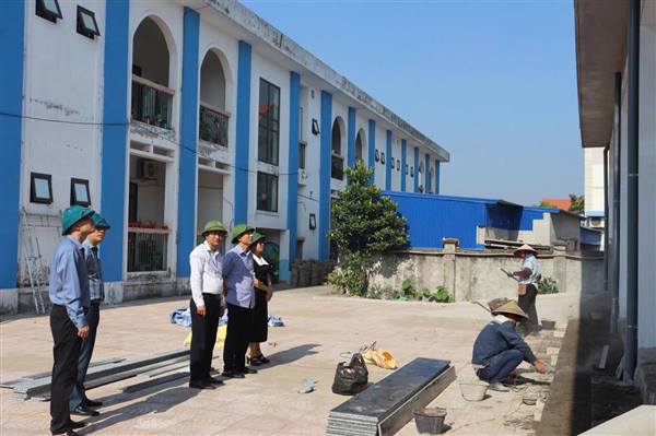 Các đồng chí Thường trực Đảng ủy kiểm tra tiến độ thi công một số công trình trọng điểm trên địa bàn xã