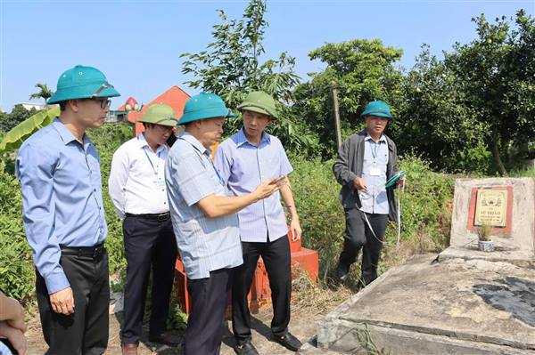 Đồng chí Đồng Xuân Sơn - Bí thư Đảng ủy, Chủ tịch HĐND xã kiểm tra tiến độ và động viên lực lượng đang thực hiện nhiệm vụ kiểm đếm giải phóng mặt bằng