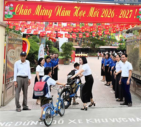Trường Tiểu học Quốc Tuấn phối hợp với Công an xã Trần Phú tích cực thực hiện “Cổng trường an toàn giao thông”.