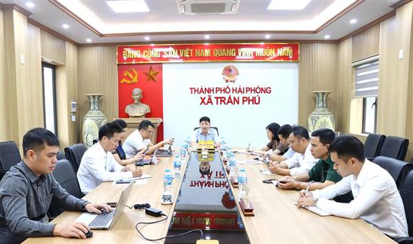 Thường trực Hội đồng nhân dân xã Trần Phú giám sát việc thực hiện Nghị quyết số 57-NQ/TW tại UBND xã