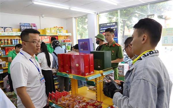 Xã Trần Phú tăng cường kiểm tra vệ sinh an toàn thực phẩm tại một số cửa hàng, siêu thị và cơ sở kinh doanh thực phẩm trên địa bàn dịp Tết trung thu 2026