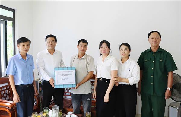 Đồng chí Chủ tịch UBND xã Trần thăm, trao tiền hỗ trợ xây nhà ở cho con đẻ của người tham gia hoạt động kháng chiến bị nhiễm chất độc hóa học
