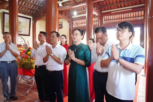 Lãnh đạo xã Trường Tân dâng hương tưởng niệm Thành hoàng Lý Trí Thắng tại thôn Cầu Lâm.