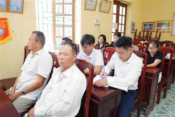 Bí thư Đảng uỷ, Chủ tịch HĐND xã Trường Tân dự sinh hoạt chi bộ thôn Đông Trại.
