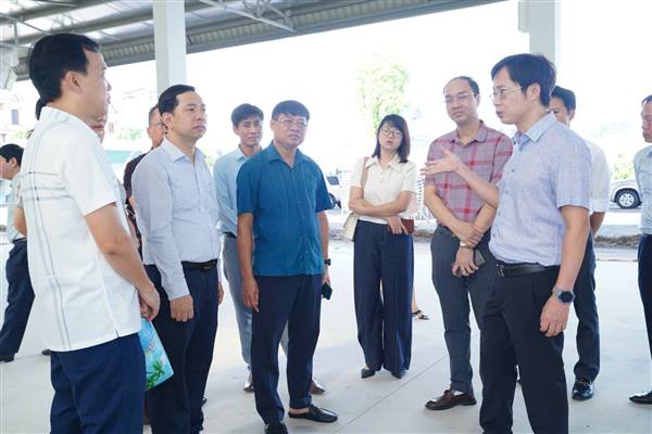 Đoàn công tác HĐND thành phố kiểm tra thực tế chợ Trạm Bóng.