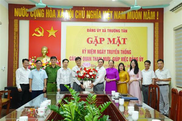 Các cơ quan Ban Công tác xây dựng Đảng, Ủy ban Kiểm tra Đảng ủy và Văn phòng Đảng ủy xã Trường Tân tổ chức gặp mặt kỷ niệm ngày truyền thống.