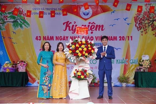 Các đồng chí lãnh đạo xã Trường Tân thăm, chúc mừng các trường học công lập trên địa bàn nhân kỷ niệm ngày nhà giáo Việt Nam 20.11